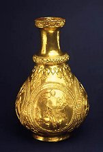 Vaso d'oro rinvenuto in una sepoltura avara