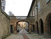 Via Soli, già delle beccherie, con le case del borgo che fronteggiavano il terrapieno. Sulla strada il ponte che collega la torre alla abitazione dei Galvani