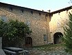 La corte interna con i resti del muro di cortina