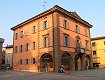 Dal sito http://catacresi.wordpress.com; l'attuale biblioteca municipale, che si vuole corrispondere ad una delle torri del distrutto castello