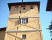 Una torre lungo la via principale che attraversa il centro storico