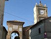 Ingresso al centro storico, foto di Luciano Poggiani, dal sito www.lavalledelmetauro.it