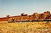 Ancora le mura viste dall'interno. In primo piano le rovine del palatium federiciano