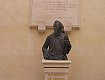 Busto bronzeo dedicato a Raimondo de Sangro posto nel cortile del castello