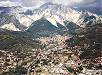 Foto aerea 2, vallata di Carrara da Avenza. A destra Ficola, a sinistra il colle di Moneta con "Il Ciocco". Visibili al centro il campanile del Duomo e il Castello