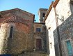 Entrando nel cortile, ecco l’abside romanico della chiesa di San Nicola