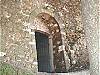 Porta d’ingresso a una cella ricavata nel terrapieno del maschio