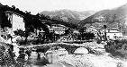 Il ponte sul Bisenzio che porta alla Rocca di Cerbaia ritratto in una vecchia fotografia, distrutto probabilmente dagli ultimi bombardamenti bellici. A sinistra nell'immagine, la Villa Mursarelli-Verzoni che si affaccia sulla SS 325. Lungo il fiume più a sud, in località Carmignanello, vi è ancor'oggi un ponte simile, non restaurato e che si trova attualmente pressoché nelle stesse condizioni