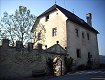 Il muro di cinta con l'ingresso al castello