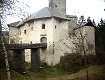 Il lato del castello con la struttura del ponte d’ingresso