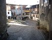 La grande fontana quadrata in granito al centro della piazza del borgo