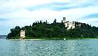 L’isola vista dal lago rivela la mole del castello e quella della torre