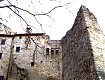 La porta d’ingresso a valle, con arco a tutto sesto e caditoia sovrastante, quarda al fiume Chiasco verso sudovest