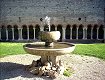 Il chiostro dell'abbazia e il pozzo al centro del chiostro