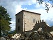 Il lato nord, con l'arco d'ingresso al castello