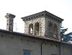 La "torre dei passeri" con le bifore su tutti e quattro i suoi lati