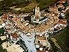 Serralunga d'Alba e il castello in una veduta dall'alto