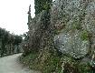 La cinta muraria lungo la strada poggia sulle rocce del colle