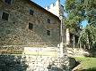 Il lato orientale del castello da un su un bel giardino terrazzato e rustico