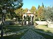 La ricostruzione di un gazebo gotico sul lato nord del giardino d'ingresso