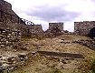 L’interno della rocca di Trassilico che guarda sul vuoto apuano