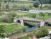 L’attuale ponte-chiusa sul Serchio visto dal castello. A lato scorre la ferrovia locale