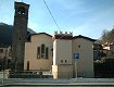 La chiesa dei santi Leonardo e Quirico nel centro municipale del paese, vicino al Cason de' Bardi