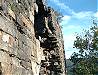 Una delle porte d'ingresso vista di profilo sullo sfondo dell'Appennino toscano