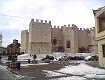 Stesso punto del castello, ma con il retro sullo sfonfo,  della chiesa francescana in mattoni (XIII secolo).