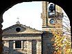 La chiesa col campanile che dà sulla corte interna al borgo