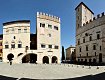 Piazza del Popolo: da sinistra, i palazzi del Capitano, del Popolo, dei Priori, dal sito www.guidaumbria.com