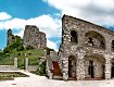 A sinistra, ruderi del castello; a destra, la chiesa di Monte Castello, dal sito www.comune.castelmorrone.ce.it