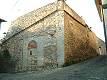 Uno spigolo centrale del vecchio borgo, ove sono visibili due porte ormai chiuse con arco a sesto acuto