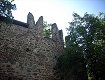 Le mura di cinta con i tipici merli del Castello di Gudon