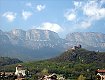 Castel Corba e, sopra la collina, le rovine di Castel Boymont