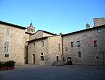 La piazza centrale all'interno del castello