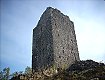 Altra visione della torre quadrata che è al centro della cinta muraria