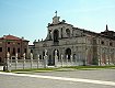 La basilica abbaziale nella piazza del borgo