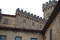 Gli edifici obliqui circondano una delle torri di Poppiano