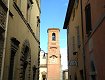 Il campanile in laterizio di una chiesa centrale