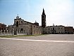 La basilica abbaziale nella piazza del borgo