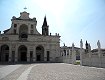 La basilica con parte delle 32 statue del sagrato