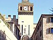 La principale porta d'ingresso e la torre dell'Orologio, dal sito www.facebook.com/pg/ProlocoGradara