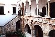 Cortile interno: stalle, portico, scalinate