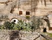 Giardino arboreo con fichi d’india e ulivi posto all’ingresso di una casa rupestre del villaggio