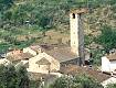 La veduta aerea del paese di Legri che sta a valle del castello, con la pieve di San Severo (© www.molinodilegri.it)