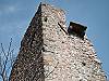 Sulla torre in alto, è visibile un piccolo terrazzo dal quale era possibile controllare la valle sottostante, ricevere e inviare segnalazioni.