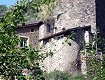 Veduta del castello dalla strada che passa dietro la costruzione, a fondovalle