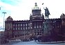 Piazza S. Venceslao (Vaclavske Namesti). Il monumento del santo patrono della nazione. Alle sue spalle il Museo Nazionale